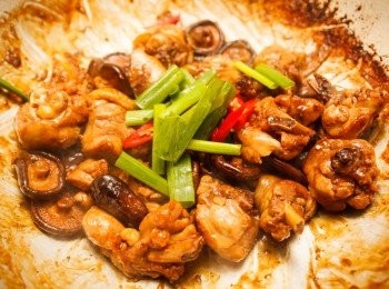 step6: 等到醬汁收乾且雞肉熟透後，放入少許的蔥綠和辣椒並從鍋邊熗入一湯匙的紹興酒就完成了喔。