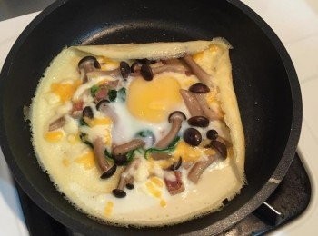 step6: 將四邊的<span class="group_1">餅皮</span>向內折起來後, 將鍋蓋蓋起來, 等到起士融化蛋稍微熟後就可以起鍋了，要吃之前再撒上一些巴西里葉/義式香料就完成囉!要吃之前再撒上一些巴西里葉/義式香料就完成囉!