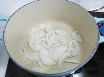 step2: 取一鍋倒入少許油熱鍋後~~ 加入洋蔥一起拌炒!!!