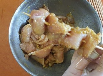 step3: 將竹籤浸水一會，再將雞肉串起來。