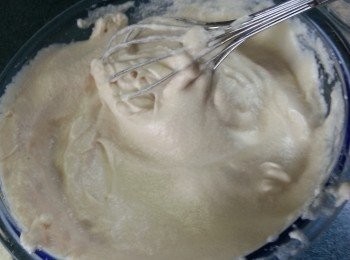 step9: 將蛋白靜止2分鐘,再檢查蛋白,(如果蛋白底部出水就是蛋白打過籠,不能用,如果蛋白不夠企身就用手動打蛋器略打