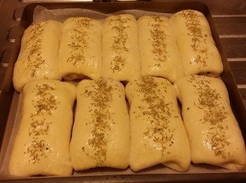 step5: 塗蛋黃液，因個人喜好洒或不洒上香草。
入已175度預熱焗爐中上層焗15至18分鐘。
因爐而宜，目測為準。