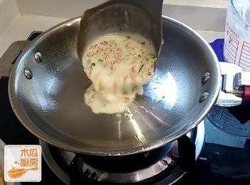 step3: 平底鑊掃上少許油，熱鑊後倒入適量的麵糊，快速搖勻