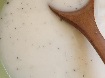 step2: 粘米粉、馬蹄粉、糖和水份拌勻後，加入黑芝麻粉。