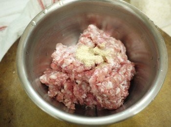 step1: 豬絞肉、塩、酒、白胡椒粉攪拌均勻備用
