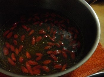 step4: 小煲加入少許鹽以及適量的枸杞, 下混合好的汁料, 小火攪拌煮滾, 放涼備用