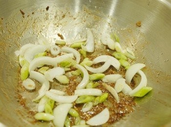 step3: 再下少許油，先炒洋蔥至軟身