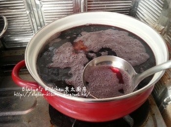 step5: 用中火煲至微熱 , 去掉面上泡泡後用中火煲15分鐘至滾起