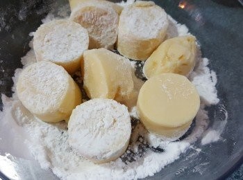 step3: 將玉子豆腐先沾滿生粉