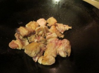 step2: 油锅爆香薑片后，放鸡件煎，煎完一面才翻另外一面煎