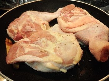 step4: 煎好兩面的雞骴直接放進鹵水鑊中, 放好所有雞骴後, 加水蓋至最上面的雞骴約一半位置 (不需要蓋過所有雞骴), 下冰糖