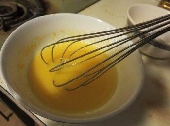 step2: 鷄蛋跟砂糖打至发泡，就是打蛋器举起来时，鸡蛋糊能够呈一直线流下的程度才行。