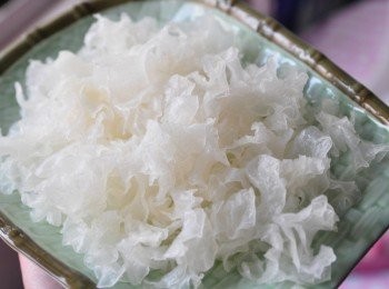 step1: 準備一朵有機白木耳沖洗後剪成一朵朵，滾水川燙約1分鐘即可，放涼