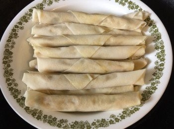 step3: 春卷皮一張可分為二，把拌匀後的蕃薯蓉放在春卷皮中間，卷成長條狀，封口用少許蛋汁沾上。