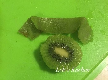 step4: 如此一來，奇異果果肉就可以工整的被挖下來啦！
接著再切片 或是切成想要的形狀就可以囉~