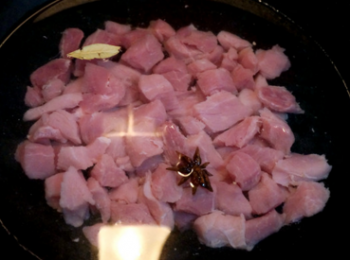 step3: 入涼水鍋中，與八角、香葉、料酒一起煮。