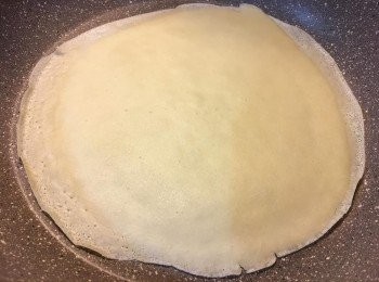 step6: 倒入粉漿快速搖動成圓餅形, 以中大火煎至兩邊黃金色便可