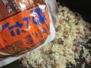 step3: 加入白米拌炒,放入調味料:烹大師干貝風味、白胡椒粉,再沿鍋邊嗆入醬油炒勻,這時可稍微試吃一下酌量加塩,或者飯煮好趁熱再加塩調味也可.