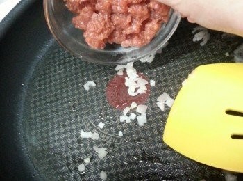 step13: 加入豬肉炒香