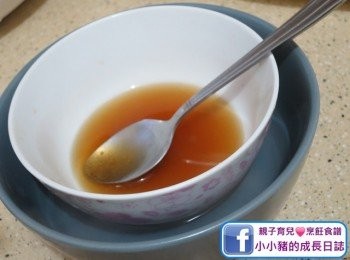 step5: 放入碗中坐熱水，其實主要是溶解糖係汁中。如果屋企有微波爐，可以放入去叮15秒，咁就方便少少~