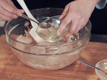 step4: 將魚膠片用開水浸軟後再用熱水隔水座溶略為攪拌