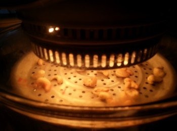 step1: 生腰果用光波爐180c焗10-12分鐘焗至金黃待用(或用零食之腰果)
