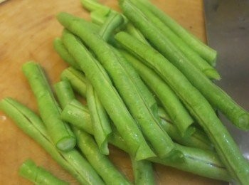step8: － 豆角拿掉頭尾後切成段