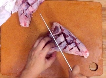 step4: <span class="group_2">羊膝</span>洗淨抹乾﹐兩面劃十字紋