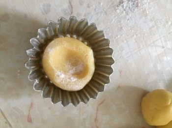 step5: 放入一份麵糰在撻模內（撻模不用掃油，手指公壓少少乾粉然後才壓在麵糰上）