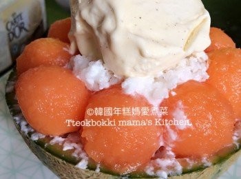 step4: 雪糕球隨個人喜好可放在哈蜜瓜球裡又或者放在哈蜜瓜塔的頂端，