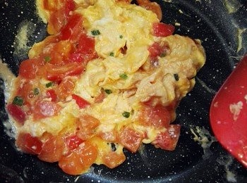 step5: 鑊下油，倒入（4），不斷推（途中翻一次面），還有少許蛋液時，關火，再推數下，翻一次面，完成。