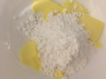 step1: 忌廉<span class="group_2">芝士餡</span>：

將牛油和糖粉攪勻。