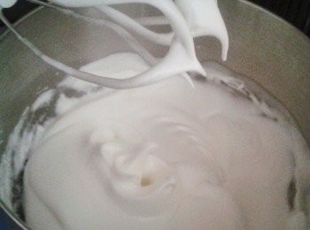 step4: 蛋白霜做法：用打蛋器打發蛋白然後下糖，打至末端堅