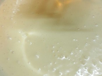 step5: 加入牛油及檸檬汁打勻,,再加入1隻雞蛋,,繼續慢速打勻,,打勻後再加入第2隻蛋打至<span class="group_3">芝士糊</span>軟滑