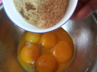 step3: 蛋黃和呍哩拿油,加糖用打蛋器攪勻