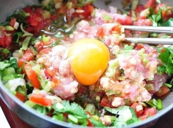 step2: 將所有<span class="group_1">食材</span>剁碎與絞肉、雞蛋放入拌鍋中