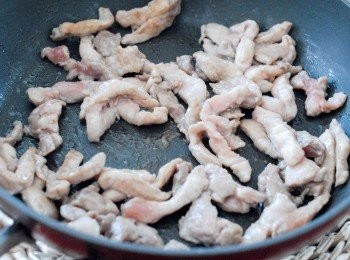 step2: 燒熱鑊後下油，先炒肉絲，然後下雪菜，再下少許鹽調味，盛起備用