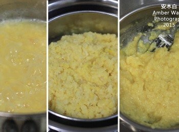 step2: 【綠豆餡】將泡好的綠豆放入小鍋中 ，加入300ml的水 ，煮開後轉小火約煮15分鐘(煮到綠豆可以用手捏碎的程度)(左圖) ；濾掉綠豆的水(中圖)；用湯匙或叉子將綠豆壓成泥(右圖)。