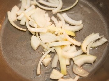 step2: 起油鍋，將蒜末與洋蔥下鍋炒香。