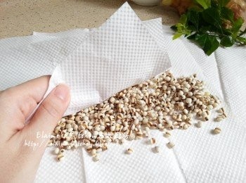 step1: 生薏米沖一沖洗後用廚紙抹乾