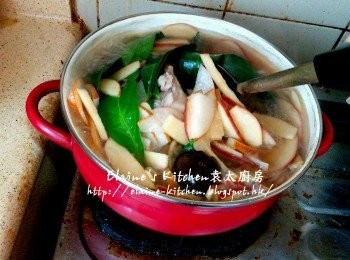 step7: 用中火煲滾後加入龍脷葉拌勻 , 繼續用中火煲15分鐘至滾起