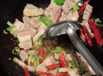 step2: 熱油鍋，爆香辣椒，接著下豬肉翻炒。