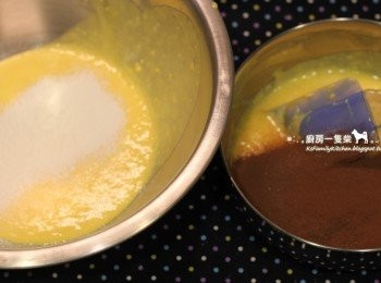 step6: 再將麵糊分成兩份後（我這次做的量，一份約178g)，分別加入10g的低筋麵粉、10g的無糖可可粉拌勻。
