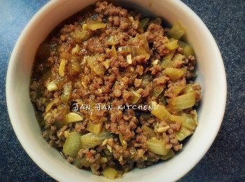 step1: 免治牛肉醃10分鐘，下油炒香洋蔥粒及蒜蓉，下牛肉炒一會，加入咖哩醬炒勻，加入清雞湯同煮一會，下粟粉水埋芡即可，放涼備用。