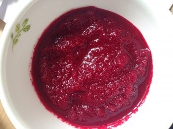 step2: 紅菜頭、草莓和少許凍滾水（約10克）一並放入攪拌機中攪成果泥狀，備用。淡忌廉打發好（約6分左右，即是划出有紋路但也可流動的非常濃稠的狀態）放入冰箱冷藏備用。