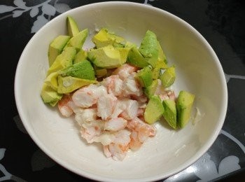 step5: 加入牛油果輕力攪拌便完成; 盡快進食以防牛油果變色 .   (Tips:  將所有材料冷藏至臨食才開牛油果和拌沙律醬以防牛油果肉變色。)