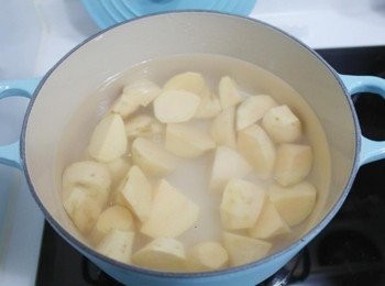 step2: 將地瓜塊倒入鍋中並倒入適量的水!!! 中火滾了之後轉小火蓋上鍋蓋煮至滾~~