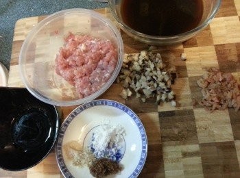 step2: 預備好其他材料:豬肉碎用醃肉料略醃,冬菇浸軟切粒,蝦米洗淨切粒