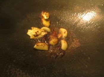 step2: 爆香姜和蒜头，再放入豆瓣酱 小火炒香