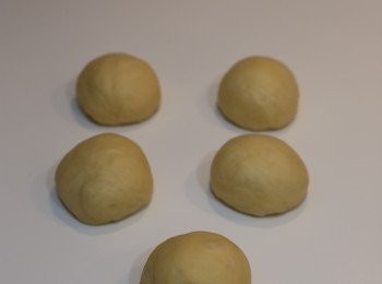 step4: (4) 分5-6份滾圓後，靜置10分鐘